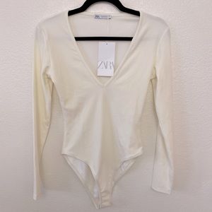 NWT! Zara off white/beige v-neck bodysuit - size Medium